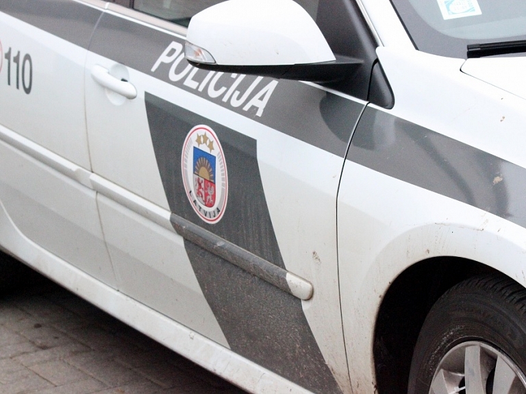 Babītes novadā, apgāžoties mikroautobusam, cietuši seši cilvēki

