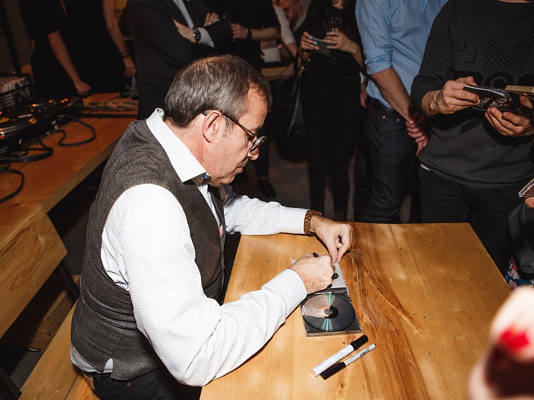 Igaunijas prezidents Rīgā prezentēja savu jaunības dienu mīļāko dziesmu izlasi

