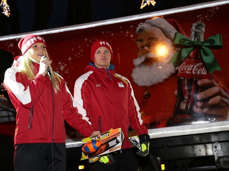 Dāvanas pasniedz LOK un Olimpiskās komandas pārstāvji

