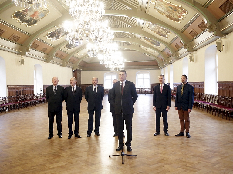 Valsts prezidents iepazīstas ar ekspluatācijā nodoto Rīgas pili

