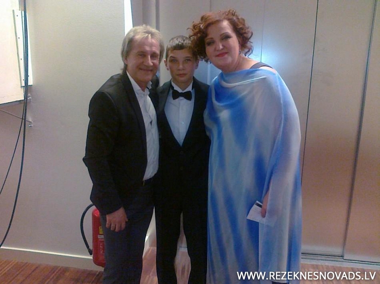 Labdarības koncertā "Nāc līdzās Ziemassvētkos!" piedalījās arī Mareks Čudars

