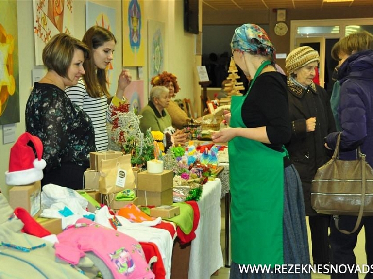 Ar Ziemassvētku tirdziņu noslēdzās "Lauku labumu" tirdziņu šī gada sezona


