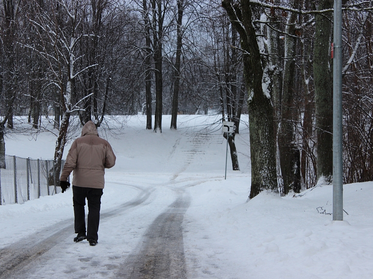 Rīgā sniegu tīrot visa pieejamā tehnika; prognozē būtiskus sastrēgumus