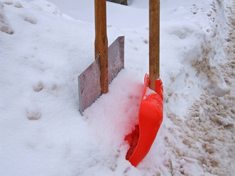 Rīgā tīrot sniegu, vīrietis piedzīvo sirdslēkmi un mirst

