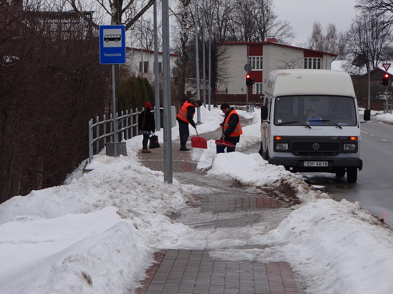 Mazsalacas pašvaldība neliek iedzīvotājiem tīrīt viņu īpašumiem piegulošās ietves

