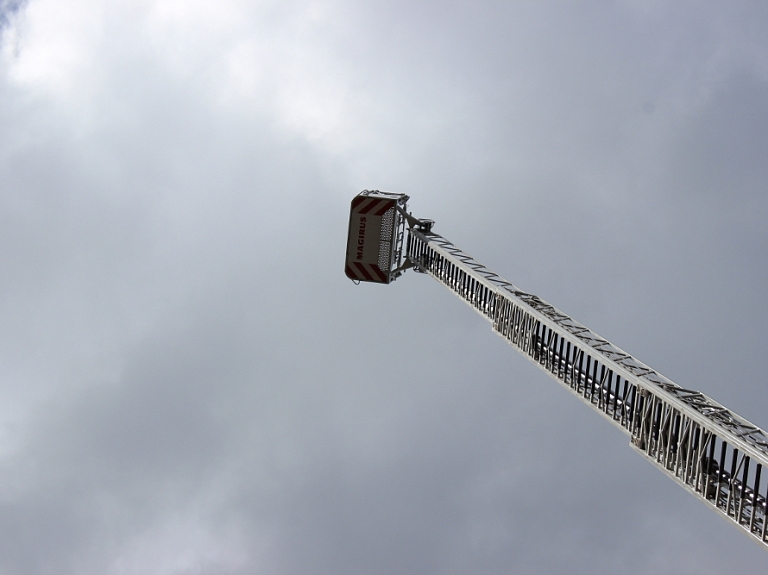 Rīgā no ugunsgrēka izglābj trīs cilvēkus