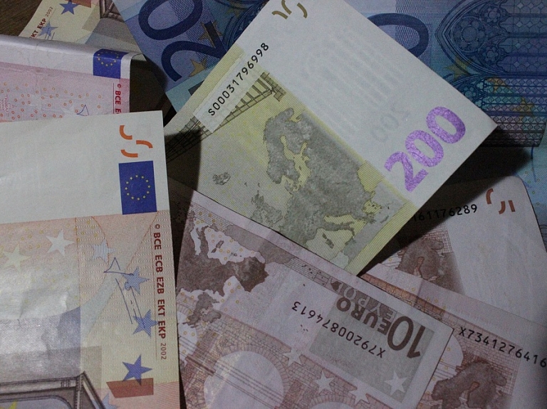 178 003 eiro laimējusī vecmāmiņa savu laimestu dāvinās bērnu ģimenēm

