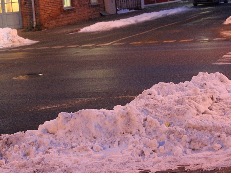 Izvedīs sniegu no Rīgas ielām; autovadītājiem būs apstāšanās ierobežojumi

