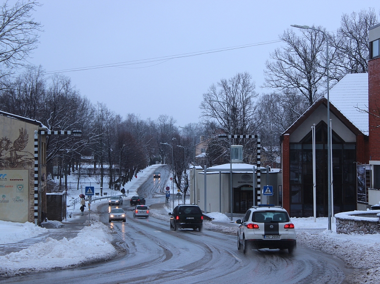 Aicina ziņot par nepiemērotos apstākļos dzīvojošiem cilvēkiem Rīgā

