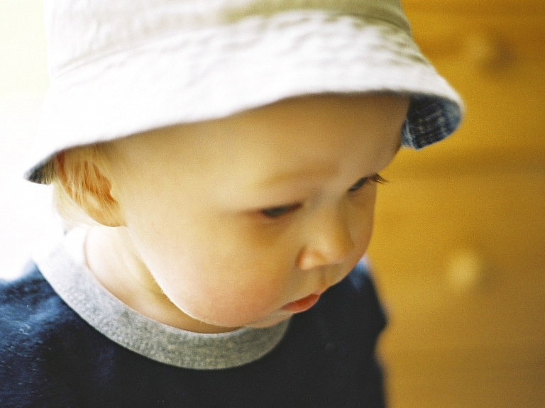 Rīgā vairāki bērni atrasti veselībai un pat dzīvībai bīstamos apstākļos

