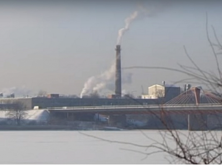 Aukstā laika dēļ Rīgā veidojas smogs

