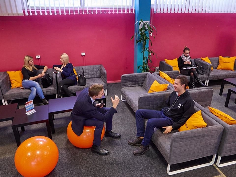 "Turībā" sadarbībā ar "Swedbank" atklāts atpūtas stūrītis studentiem