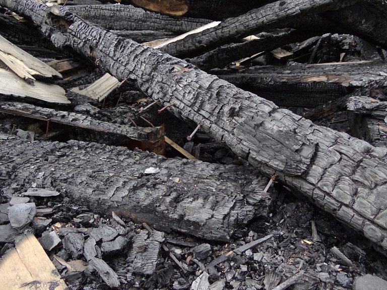 Rīgā no ugunsgrēka izglābjas astoņi cilvēki; Ir viens cietušais