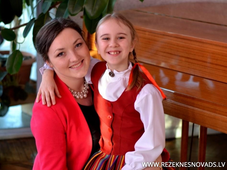 "Skonai" dalībniece plūc laurus latgaliešu tautasdziesmu izpildītāju konkursā
