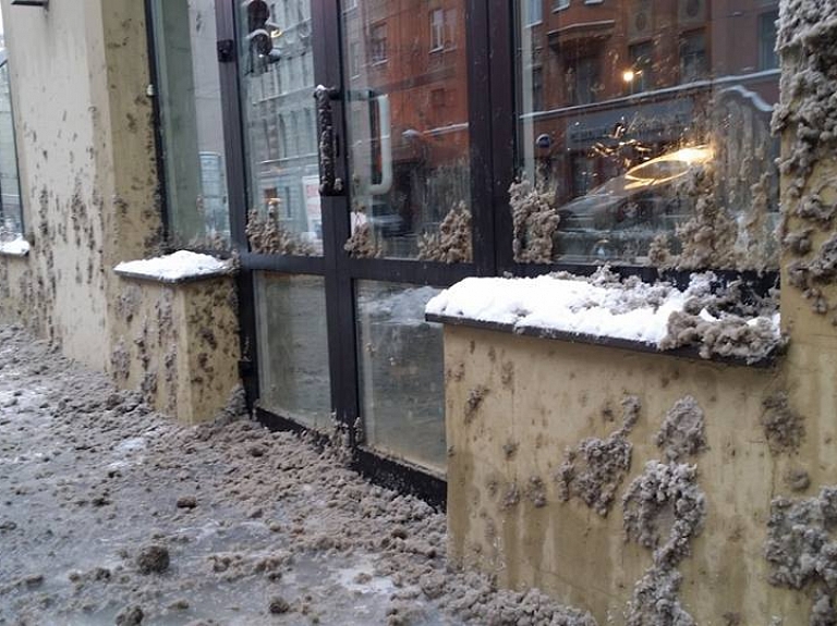 Rīgas ēkas nošķaidītas ar sniega un sāls maisījumu