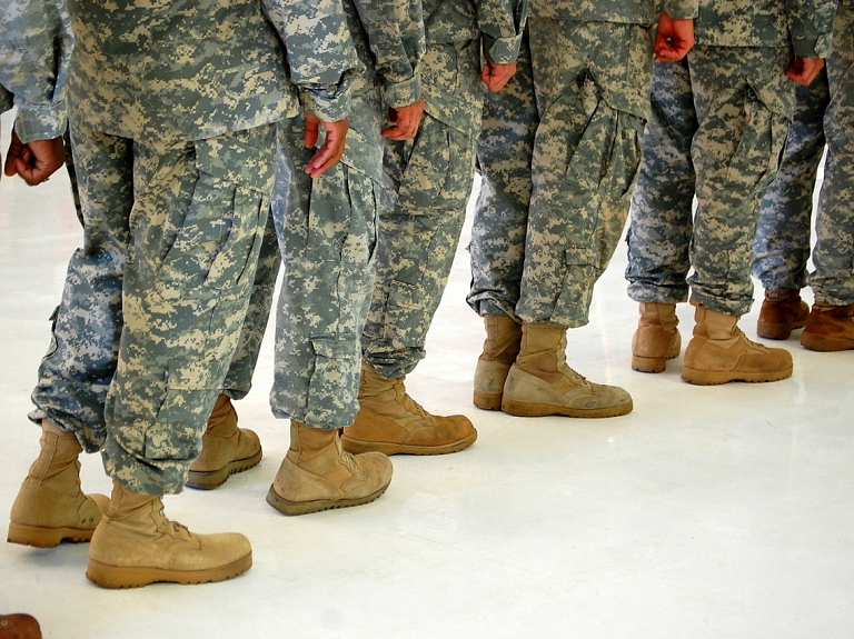 Aicina neuztraukties par Mežaparkā redzamiem karavīriem ar ieročiem

