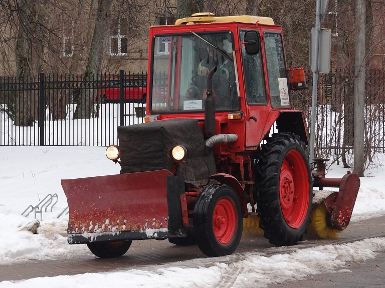 Biķernieku iela bloķēta sniega tīrītāja avārijas dēļ

