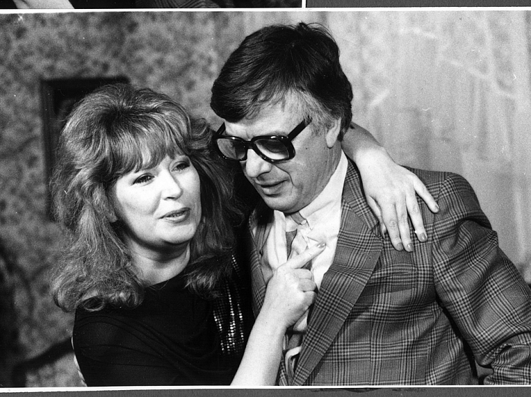 Īpašā izstādē iespējams apskatīt fotoattēlus ar Maestro Raimondu Paulu