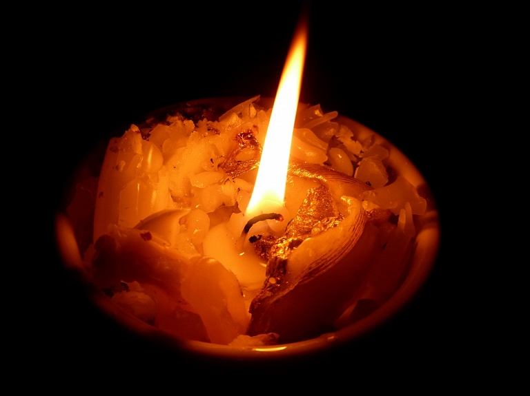 Ar sniega motociklu Daugavas ledū ielūzušais vīrietis atrasts miris

