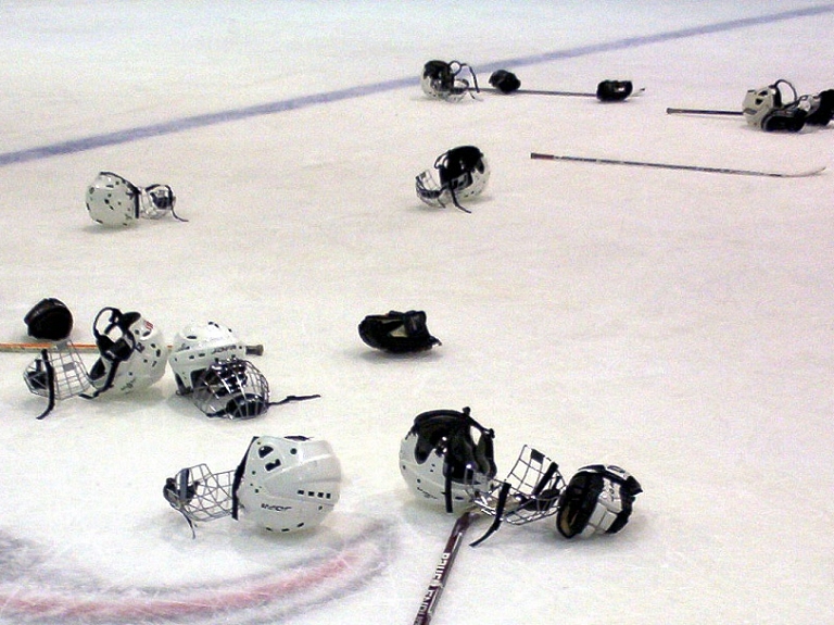 Pasniegs Pateicības rakstus HS "Dinamo" U13 komandai

