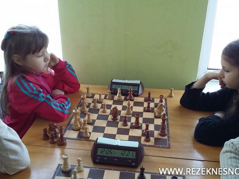 Rēzeknes novada jaunie šahisti sekmīgi startē Jēkabpilī

