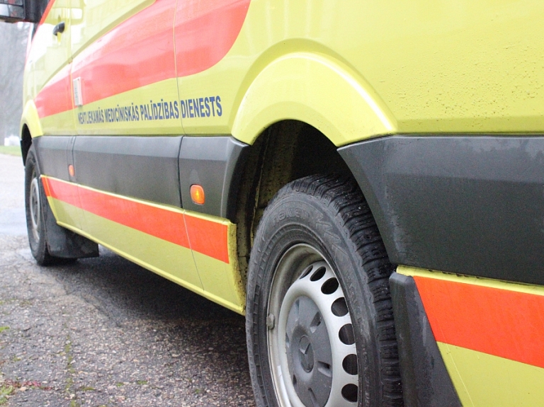 Ceļā no Rīgas uz Sanktpēterburgu avarējis autobuss, cietuši 13 cilvēki