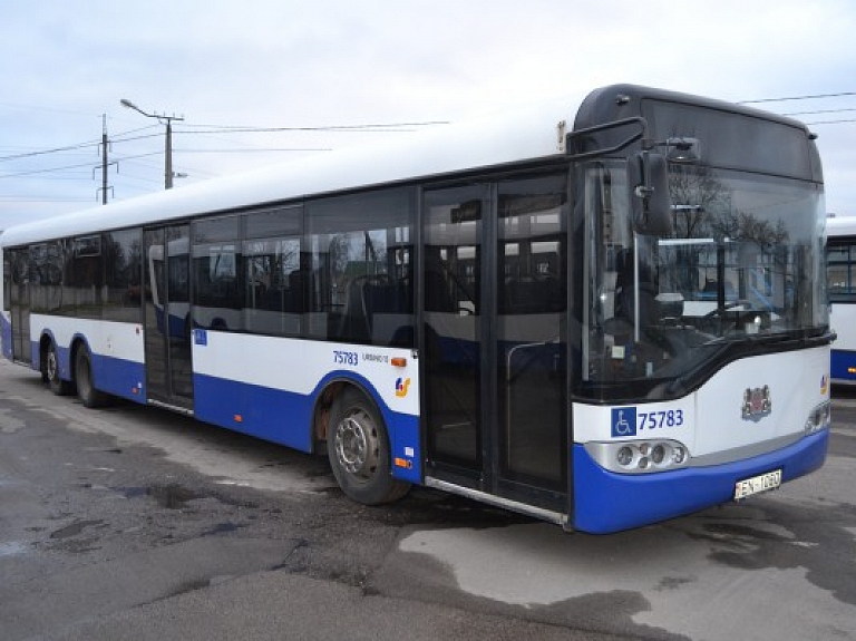 "DNB Latvijas barometrs": Rīdzinieki biežāk saskata neveiksmes sabiedriskā transporta jomā