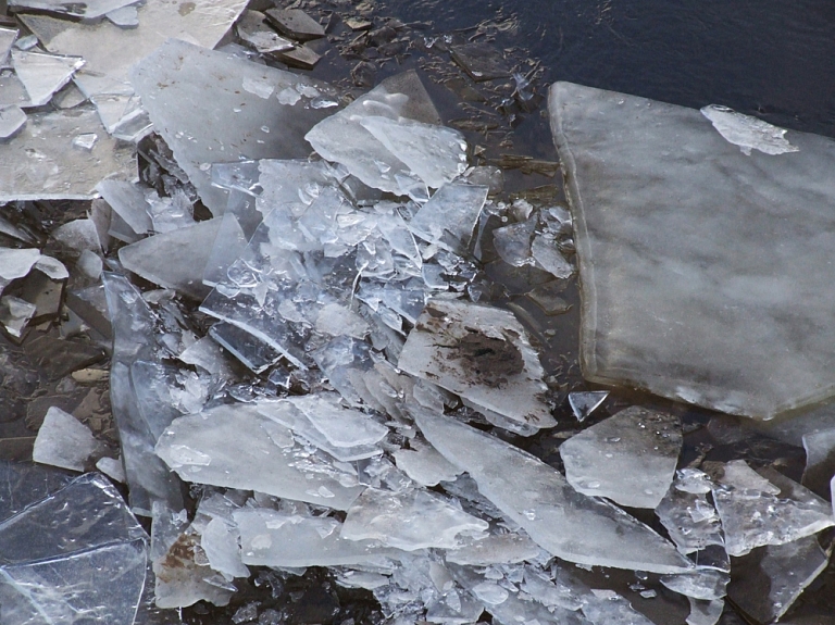 Aizliedz atrasties uz visu Rīgas ūdenstilpju ledus

