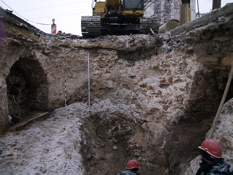 11.novembra krastmalā atklātas senas būvkonstrukcijas

