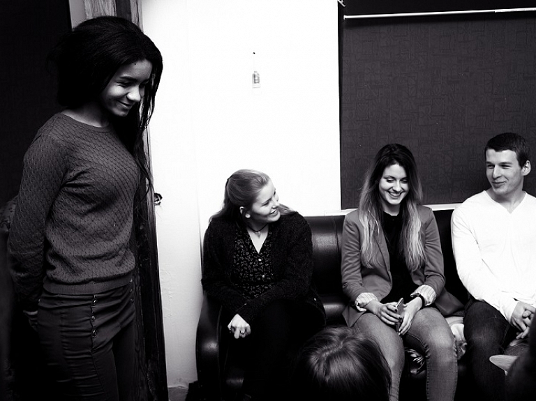 Ēnu dienā skolēni iepazīstas ar Latvijas mūziķu ikdienu