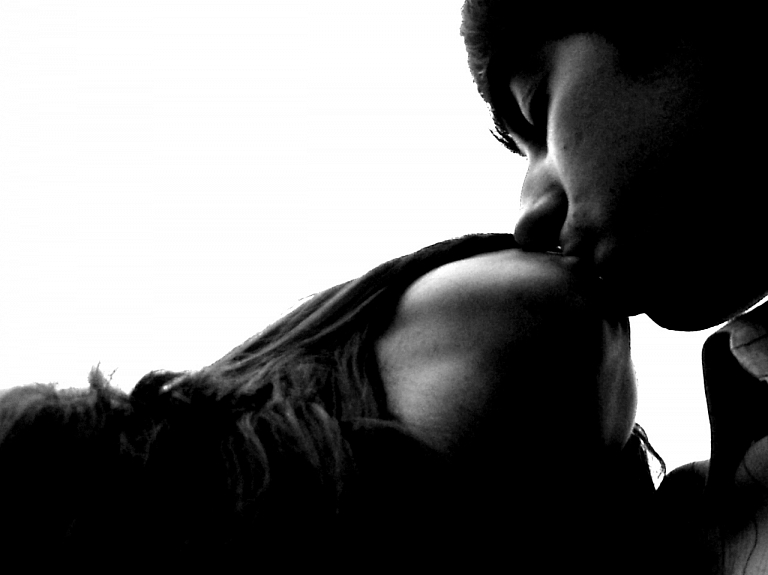 Arī šogad Valentīna dienā pāri par braucienu Rīgas minibusos varēs maksāt ar skūpstu

