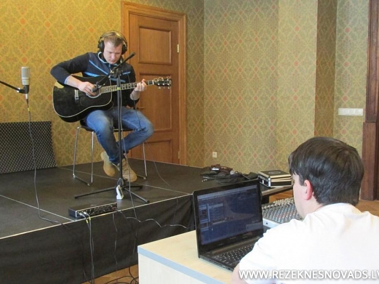 Rokgrupa "Gandreiž 10nīkā" Lūznavas muižā ieraksta savas dziesmas akustisko versiju

