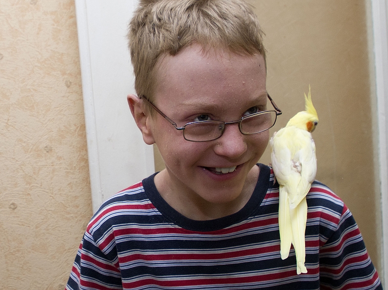 Lūdz palīdzību zēnam ar smagu ādas slimību

