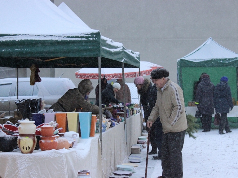 Rīgas būvvalde līdz marta beigām tomēr atļāvusi amatnieku tirgu "Egle" pārsegt ar plēvēm

