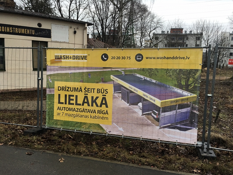 Rīgā būvē lielāko pašapkalpošanās automazgātavu Latvijā

