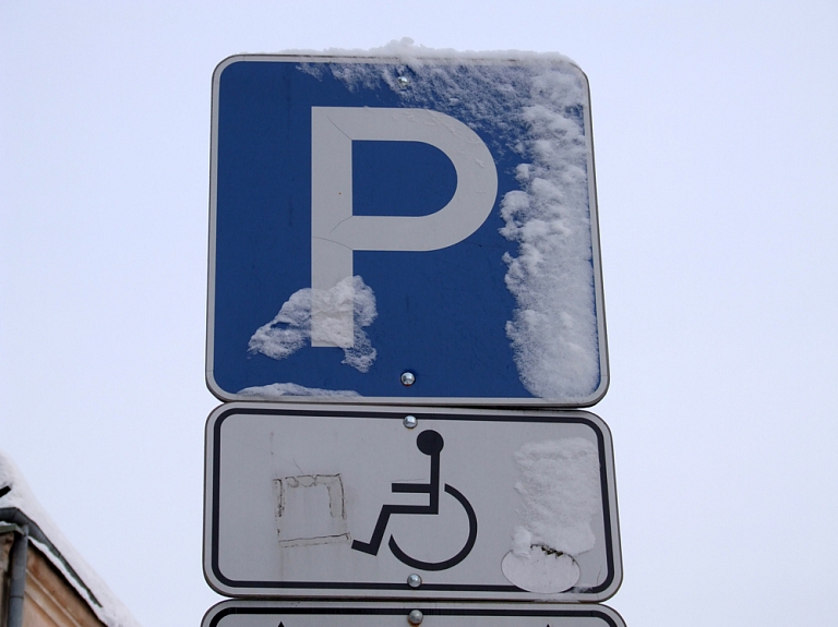 Plānots, ka pašvaldības autostāvvietās elektromobiļus varēs novietot bez maksas

