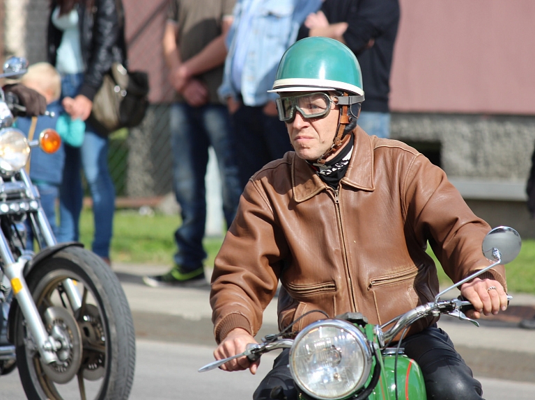 Cenšoties izvairīties no sadursmes ar transportlīdzekli, cietis mopēda vadītājs