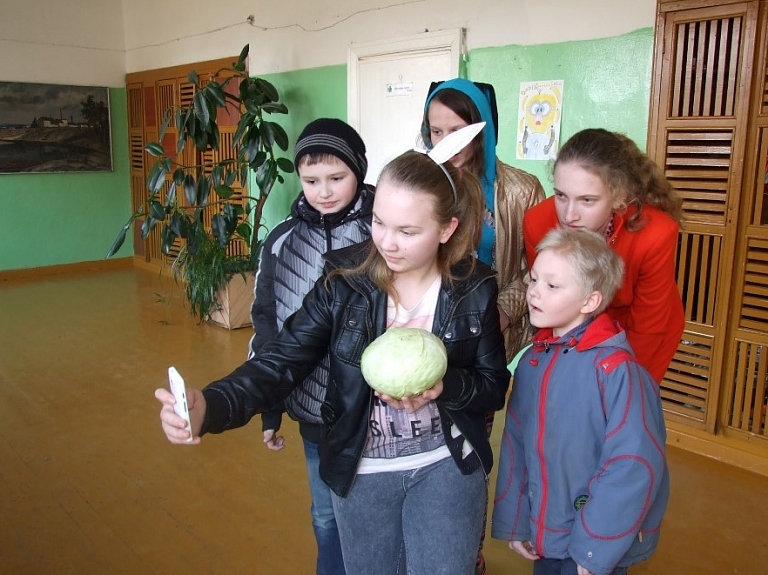 Krišjāņu skolā aizvadītas "Zaķu orientēšanās" sacīkstēs

