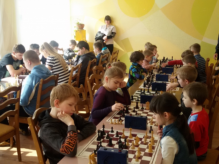 Lieldienu šaha turnīrā sevi pierāda jaunie šahisti no Viļānu novada