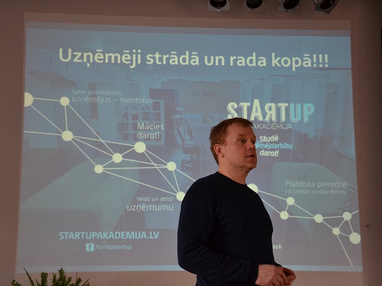 "Turības StartUp Akadēmijas" dalībnieki viesojās Jelgavas Spīdolas ģimnāzijā