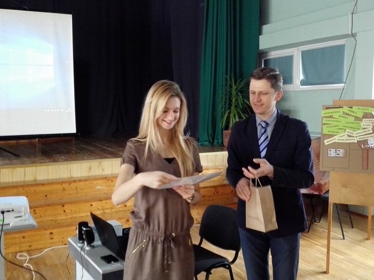 Limbažu skolniecei Vidzemes Augstskola pieškir specbalvu par zinātniski pētniecisko darbu