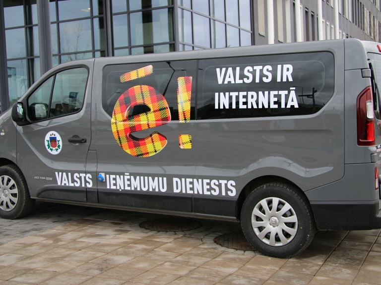 Ludzas novadā piestās VID "E-busiņš" 