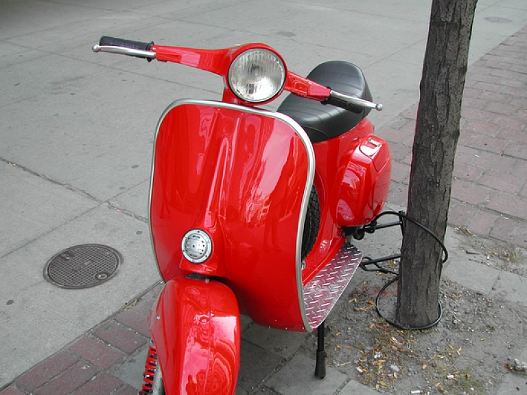 Piedāvās tematiskās tūres pa Rīgu un Jūrmalu ar motorolleriem


