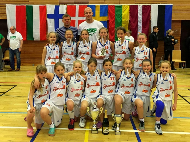 Mazās jūrmalnieces izcīna 1.vietu Zviedrijā

