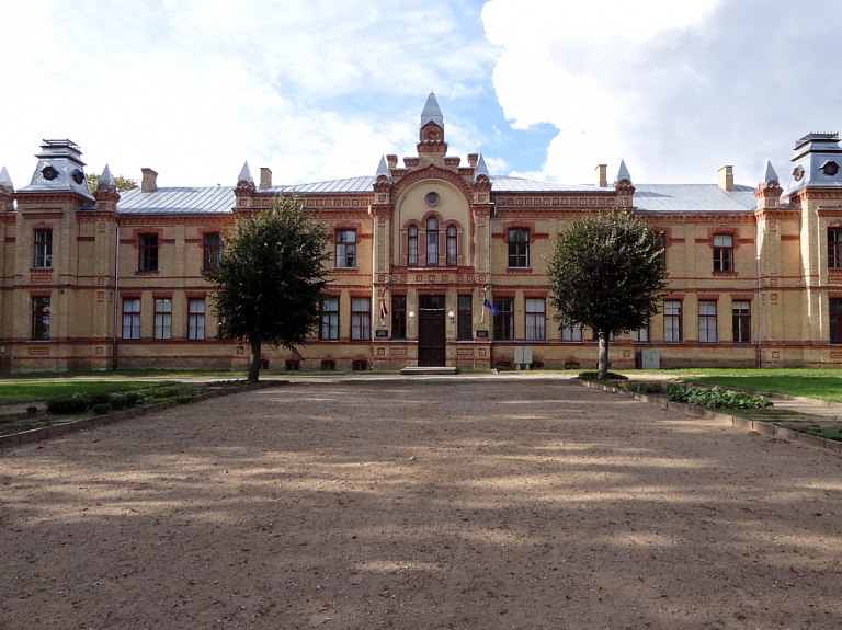 Valmieras Valsts ģimnāzijas iestājpārbaudījumā piedalījušies 70 skolēni

