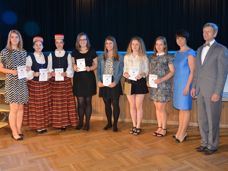 Valmierā apbalvo skolēnus par teicamām sekmēm mācību darbā