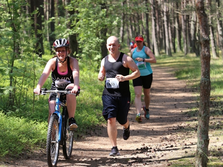 Kauguru pludmalē norisinājās taku skrējiens "xTrail Jūrmala"


