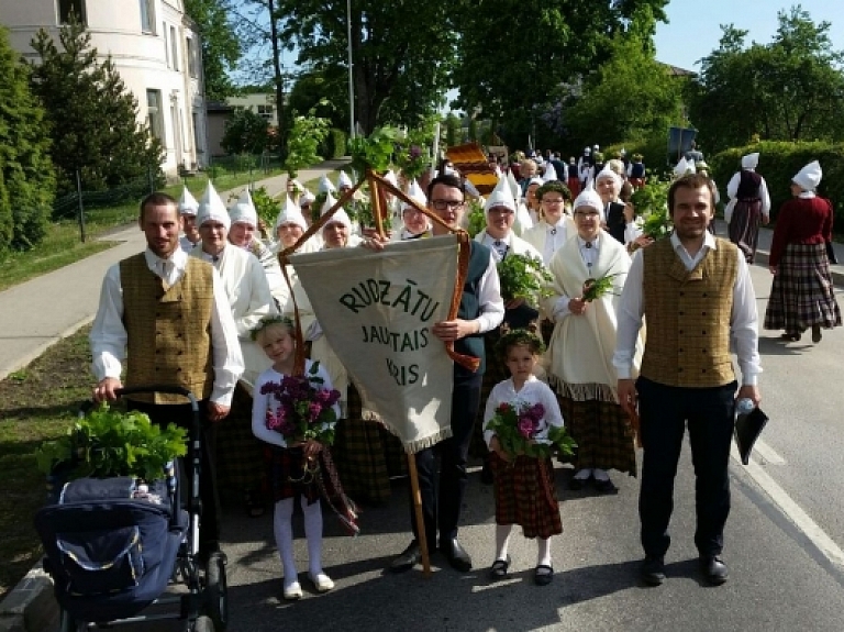 Rudzātu jauktais koris Vidzemes un Latgales koru un pūtēju orķestru svētkos Alūksnē

