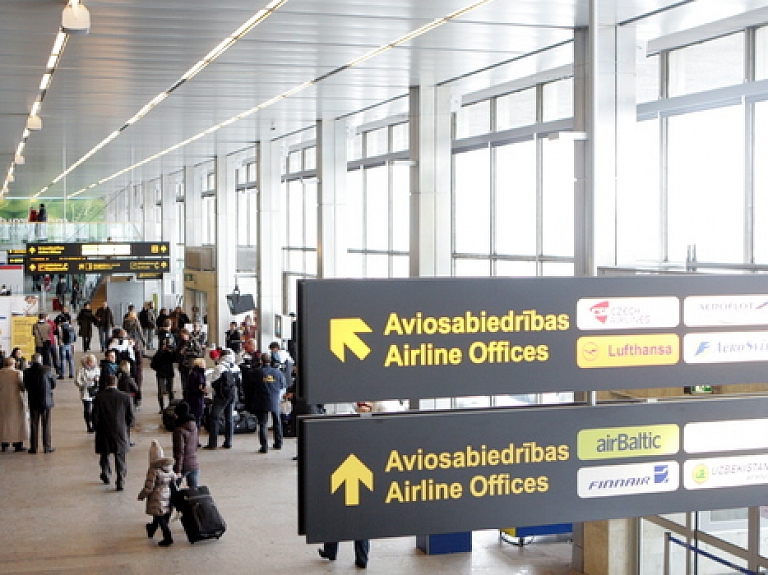 Piecos mēnešos lidostas apkalpoto pasažieru skaits pieaug par 7,7%; pašreizējās lidostas kapacitāte kļūst par mazu


