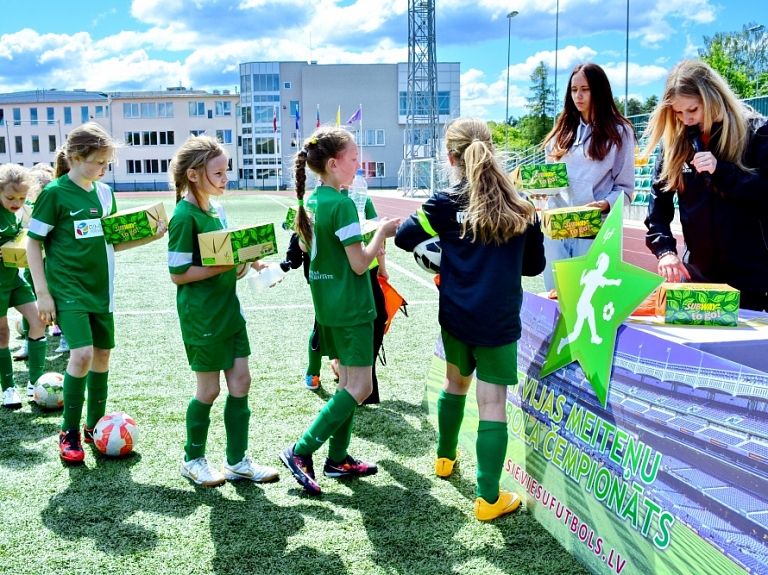 Rēzeknē atklāta jaunā meiteņu futbola vasaras čempionāta sezona


